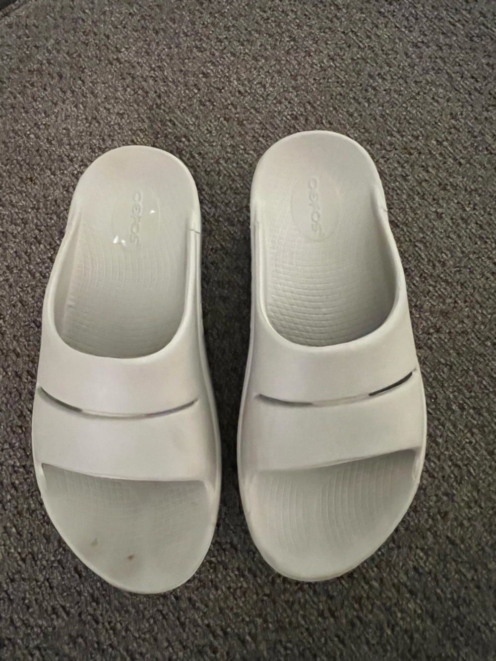 OOFOS beige recovery slide sandals sz 8